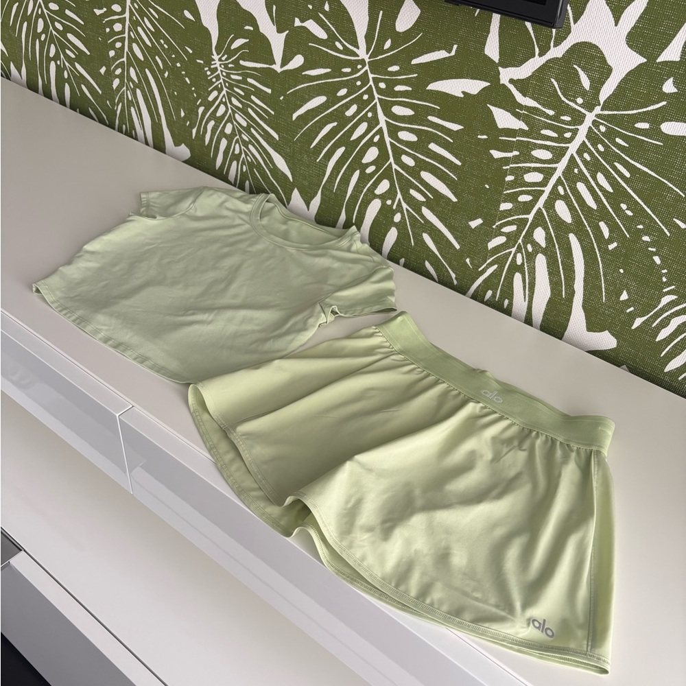 ALO Yoga Light Green Athletic Shorts with matching top 💚